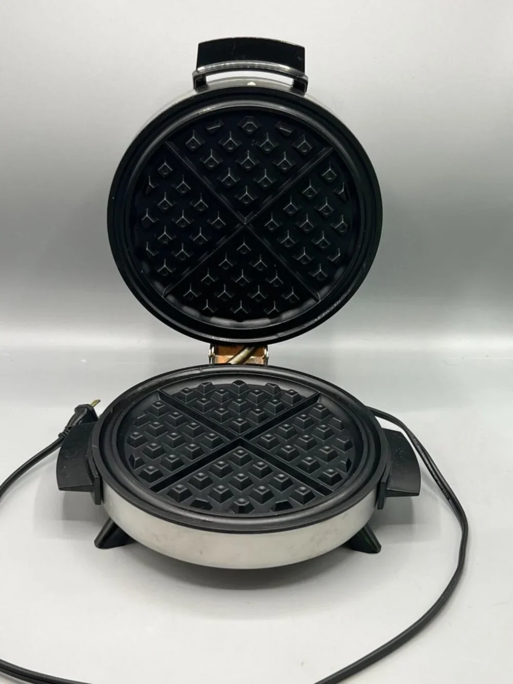 Toastmaster Belgian Waffle Maker Stainless Steel Round Nonstick Baker